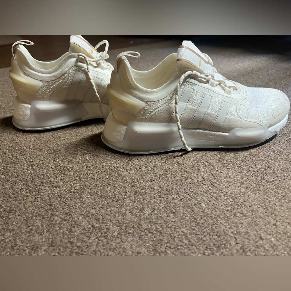🔥🔥BRAND NEW WITHOUT BOX- ADIDAS Ladies size 7 cream sneakers.